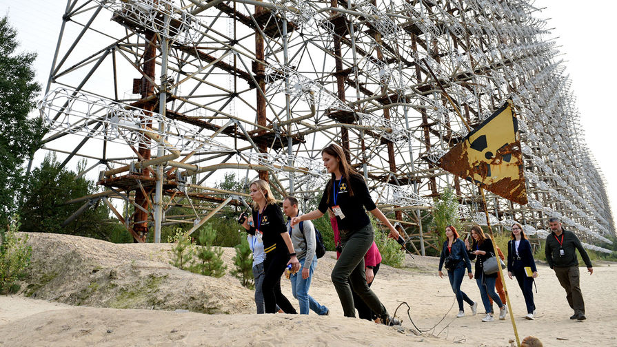 Туристы у&nbsp;загоризонтной радиолокационной системы &laquo;Дуга&raquo; в&nbsp;зоне отчуждения Чернобыльской АЭС, 24&nbsp;сентября 2020&nbsp;года