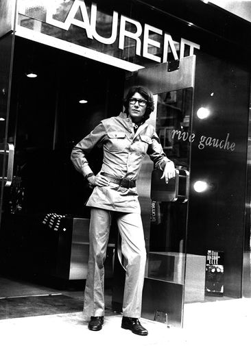 Ив Сен-Лоран у&nbsp;первого бутика Saint Laurent Rive Gauche
