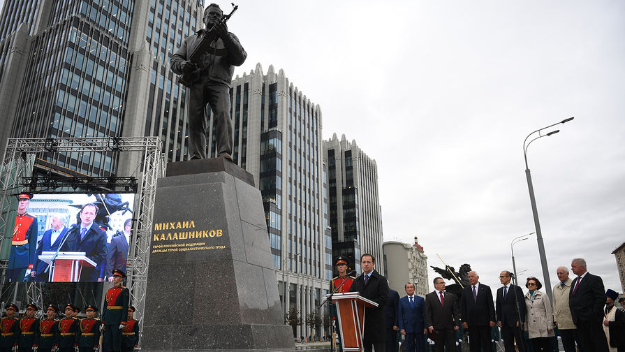 Министр культуры России Владимир Мединский во время церемонии открытия памятника Михаилу Калашникову в&nbsp;Москве, 19&nbsp;сентября 2017&nbsp;года