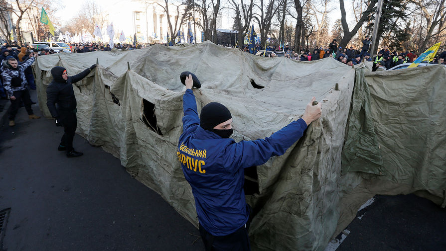 Activists of Ukrainian far-right movements install a tent during a protest of agricultural workers against land reform in Kiev, Ukraine December 17, 2019. REUTERS/Valentyn Ogirenko&nbsp;- RC2ZWD9GT95N