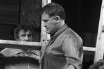 Валерий Хлевинский в сцене из спектакля по пьесе Александра Галина «Стена», 1987 год