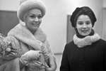 Французская актриса Людмила Черина и советская актриса Наталья Величко во время Недели французского кино в Москве, 1965 год

