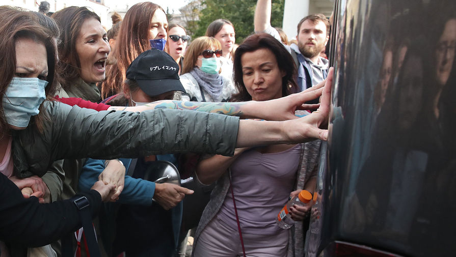 Участницы &laquo;Женского марша&raquo; на&nbsp;площади Свободы в&nbsp;Минске, 12 сентября 2020 года