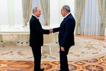 Президент России Владимир Путин и премьер-министр Армении Никол Пашинян перед началом трехсторонних переговоров по поводу ситуации в Нагорном Карабахе, 11 января 2021 года