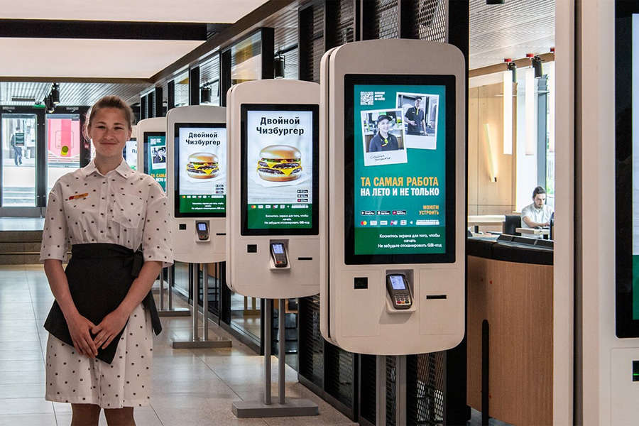 Внутри ресторана &laquo;Вкусно и точка&raquo; на&nbsp;Пушкинской площади в&nbsp;Москве
