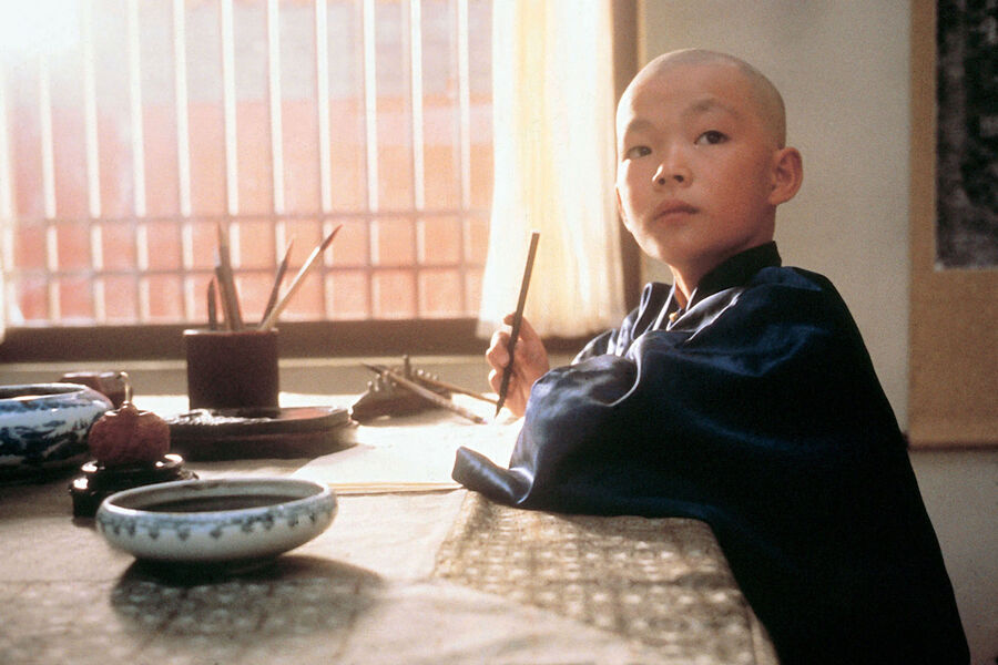 <b>«Последний император» (1987)</b><br><br>
Еще одна великая кинолента Бертолуччи рассказывает об исторических событиях XX века в&nbsp;Китае — на&nbsp;примере судьбы последнего императора династии Цинь Пу И. Он стал главой государства в&nbsp;возрасте двух лет в&nbsp;1908 году — но уже через&nbsp;четыре года в&nbsp;стране произошла революция, в&nbsp;результате которой монархия была низложена. Пу И ждали жизнь в&nbsp;Запретном городе, изгнание в&nbsp;Маньчжурию, где его провозгласили императором, поражение Японии в&nbsp;войне, пять лет в&nbsp;заключении в&nbsp;СССР, возвращение в&nbsp;Китай — и снова тюрьма.
Это один из&nbsp;самых «орденоносных» фильмов Бертолуччи. Девять премий «Оскар», четыре «Золотых глобуса», три премии BAFTA и даже «Грэмми» за&nbsp;лучший альбом оригинальной инструментальной музыки для&nbsp;кино или телевидения (его записали Рюити Сакамото, Дэвид Бирн и Цун Су) — это лишь часть списка наград, врученных «Последнему императору».