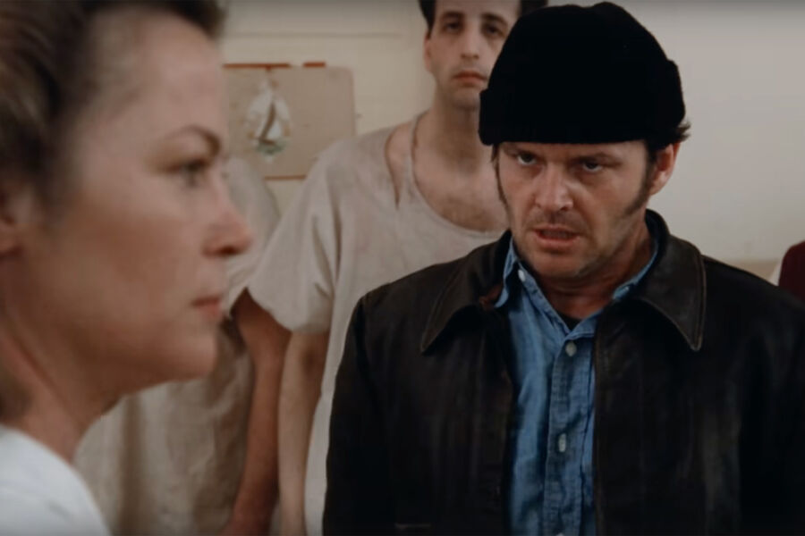 <b>«Пролетая над&nbsp;гнездом кукушки» (One Flew Over the Cuckoo's Nest), реж. Милош Форман</b>
<br><br>
<b>Где и когда смотреть:</b> в&nbsp;кино &mdash; с&nbsp;11 сентября
<br><br>
4K-реставрация, приуроченная к&nbsp;50-летию шедевра Милоша Формана по&nbsp;роману Кена Кизи, &mdash; про&nbsp;преступника (Джек Николсон), которого переводят из&nbsp;тюрьмы в&nbsp;психиатрическую лечебницу для&nbsp;проведения экспертизы. Пять «Оскаров».