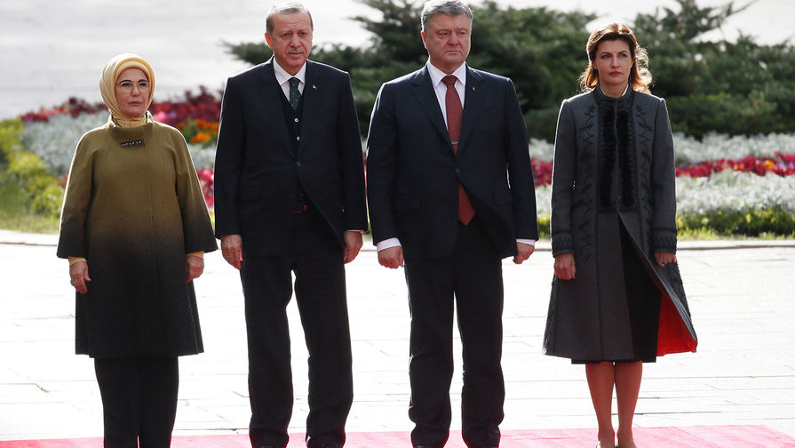 Президент Украины Петр Порошенко с супругой Мариной и президент Турции Реджеп Тайип Эрдоган с супругой Эмине во время встречи в Киеве, 7 октября 2017 года