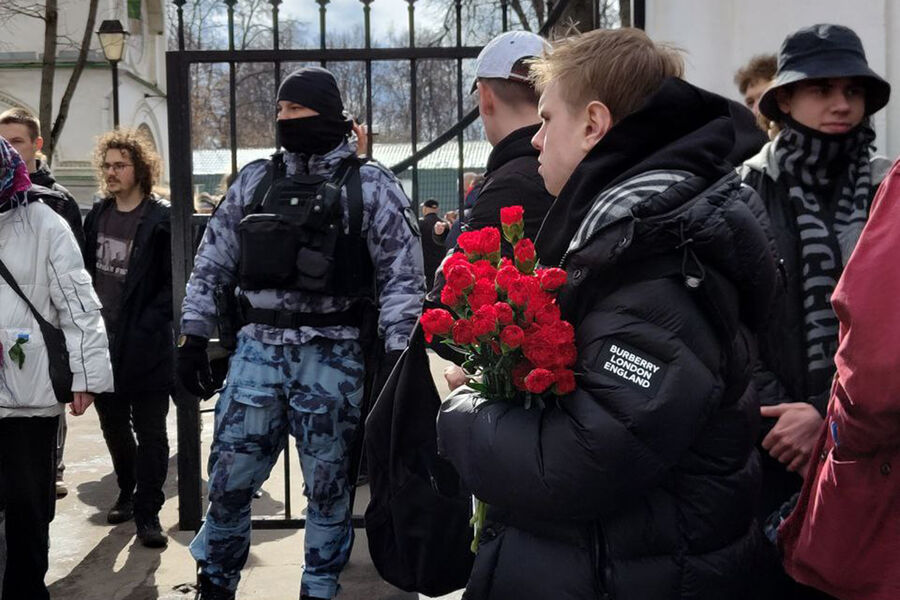 Церемония прощания с&nbsp;рэпером Пашей Техником возле храма Петра и Павла в&nbsp;Лефортово в&nbsp;Москве, 11&nbsp;апреля 2025&nbsp;года