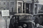 Маршрутное такси М-1 около Курского вокзала в Москве, 1930-е годы