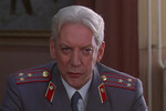 <b>«Гражданин Икс» (1995)</b>
<br><br>
Из «Гражданина Икс», в котором милиционеры ловят Андрея Чикатило, откровенно говоря, можно делать натуральный клюквенный сок — ничего общего с отечественной действительностью там нет и рядом. Однако конкретно для Сазерленда проект стал одной из важнейших вех: он принес актеру первые большие награды, «Эмми» и «Золотой Глобус». В криминальном триллере Дональд сыграл полковника Михаила Фетисова, который приложил руку к задержанию маньяка.