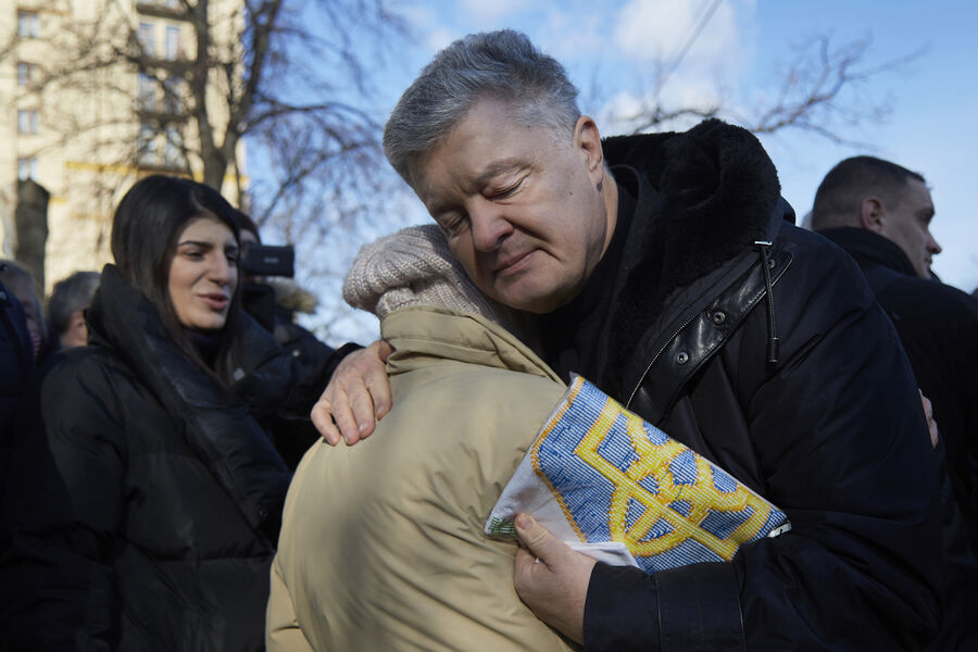 Бывший президент Украины Петр Порошенко обнимает женщину, подарившую ему украинский флаг, во время церемонии памяти о&nbsp;Революции на&nbsp;Майдане в&nbsp;Киеве, Украина, 20&nbsp;февраля 2022&nbsp;года 