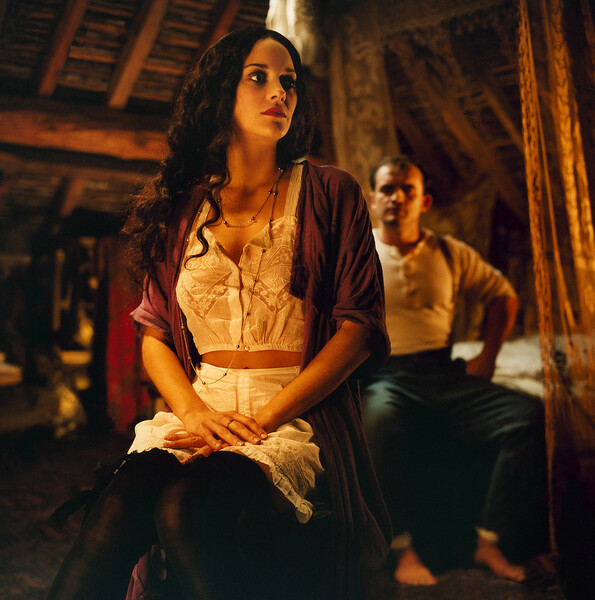 <b>«Долгая помолвка» (2004)</b>
<br><br>
В&nbsp;этой картине Жан-Пьера Жене на&nbsp;основе одноименного романа Себастьена Жапризо Марион Котийяр досталась второстепенная роль &mdash; проститутки Тины Ломбарди, потерявшей любимого на&nbsp;фронтах Первой мировой войны. Этот факт противопоставляет ее главной героине Матильде (Одри Тоту): она как раз ищет любимого человека, который попал под&nbsp;трибунал во время битвы на&nbsp;Сомме за&nbsp;то, что нанес себе увечья, не желая идти в&nbsp;атаку. Хотя он и его товарищи, осужденные за&nbsp;то же самое, были выброшены на&nbsp;нейтральную полосу между&nbsp;двумя линиями фронта, Матильда верит, что ее жених жив.
<br><br>
Фильм собрал целый букет наград и номинаций. Он получил пять премий «Сезар», в&nbsp;том числе и за&nbsp;лучшую женскую роль второго плана, которая досталась Марион Котийяр.
