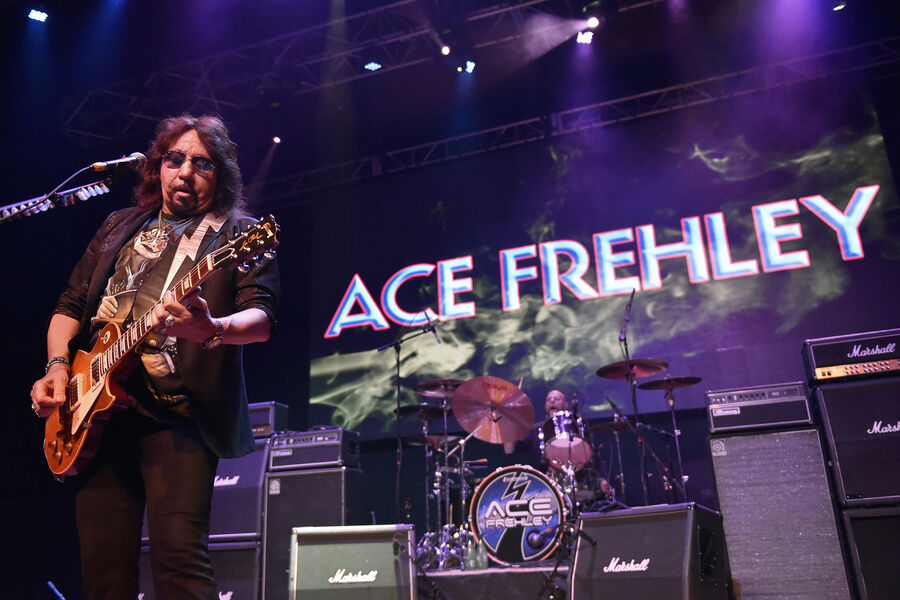 Музыкант Эйс Фрейли во время выступления в&nbsp;театре «Аркада» в&nbsp;Сент-Чарльзе, штат Иллинойс, 1&nbsp;августа 2019&nbsp;года