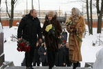 Президент России Владимир Путин, вдова Анатолия Собчака, Людмила Нарусова и Ксения Собчак на Никольском кладбище Александро-Невской Лавры, где похоронен первый мэр Санкт-Петербурга Анатолий Собчак, 2010 год