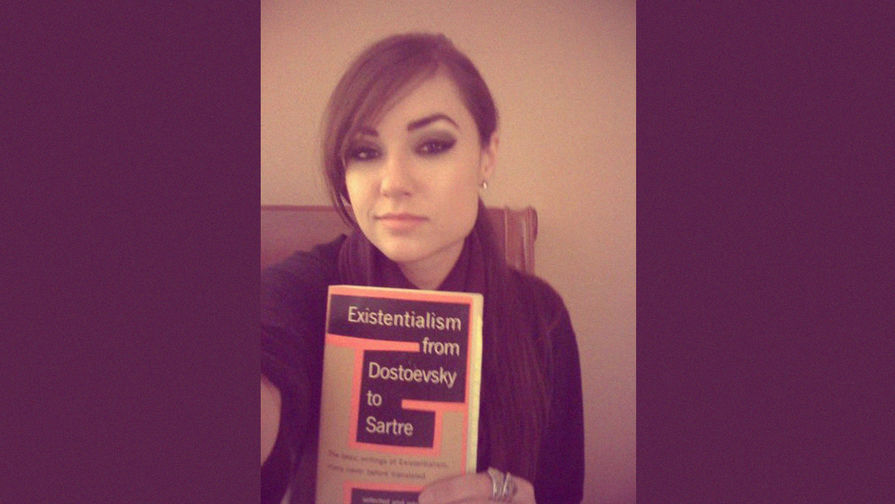 Саша Грей с книгой «Экзистенциализм от Достоевского до Сартра»
