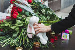 Москвичи несут цветы и мягкие игрушки в память о погибших в ТЦ «Зимняя вишня» к зданию представительства Кемеровской области в Москве, 26 марта 2018 года