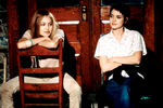 <b>«Прерванная жизнь» (1999), Джеймс Мэнголд</b>
<br><br>
Экранизация мемуаров Сюзанны Кейсен запомнилась ярким дуэтом Райдер и Анджелины Джоли, которые предстали в роли пациенток психиатрической больницы. После неудачной попытки самоубийства 18-летняя героиня Вайноны Райдер отправляется на принудительное лечение, в процессе которого знакомится с эксцентричной девушкой, страдающей социопатией. Неожиданно они становятся близки и задумывают побег, однако на свободе героиня Райдер понимает, что вовсе не так больна по сравнению со своей новообретенной подругой

