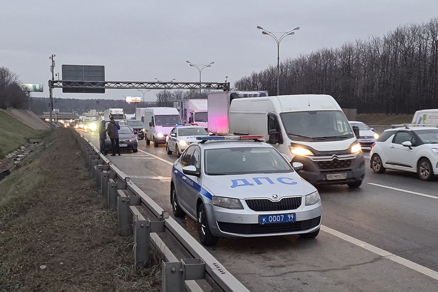 Последствия погони за&nbsp;автомобилем BMW на&nbsp;МКАД в&nbsp;районе Фруктового парка, 26&nbsp;ноября 2021&nbsp;года