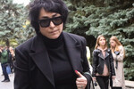 Певица Лолита Милявская на церемонии прощания с певцом Борисом Моисеевым на Троекуровском кладбище, 2 октября 2022 года
