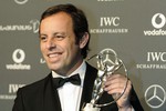 Президент «Барселоны» Сандро Россел с наградой лучшей команде
