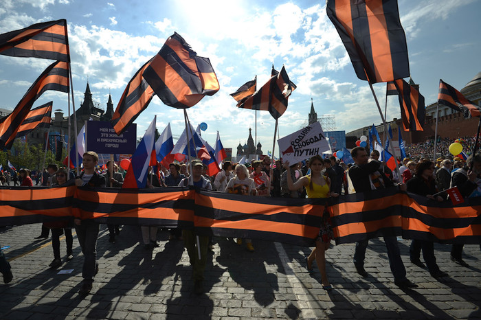 Участники Первомайской демонстрации профсоюзов на Красной площади в Москве