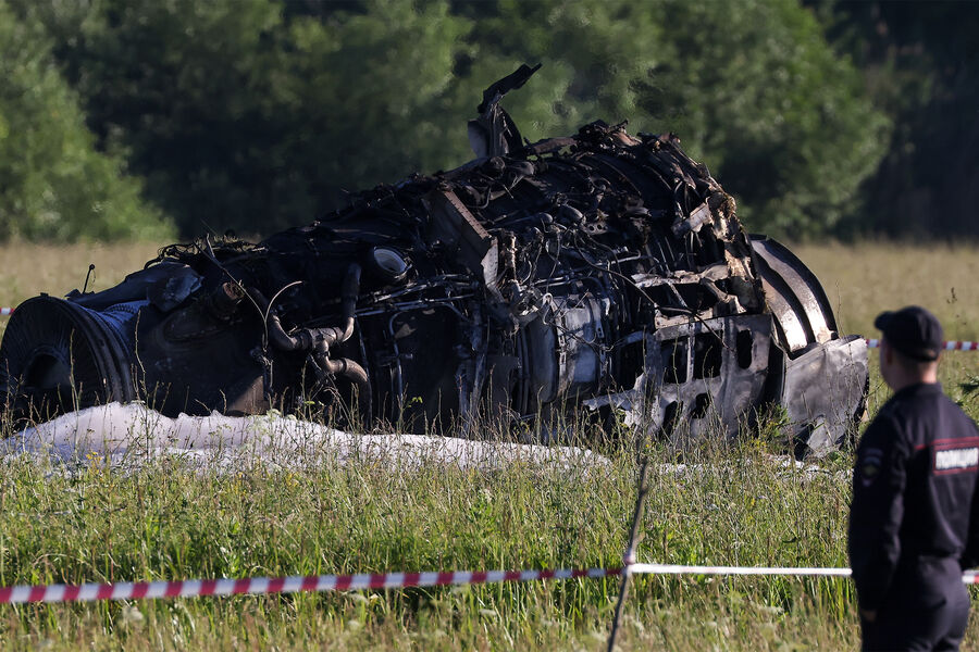Сотрудник полиции на&nbsp;месте падения военно-транспортного самолета Ил-76 в&nbsp;Рязанской области, 24&nbsp;июня 2022&nbsp;года