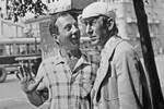 В 1947 году Басов поступил на режиссерский факультет во ВГИК в мастерскую Сергея Юткевича и Михаила Ромма. После окончания учреждения в 1952 году начал снимать картины на “Мосфильме”.
<br><br>
<b>На фото:</b> актеры Савелий Крамаров и Владимир Басов (справа налево) в кинокомедии режиссера Леонида Миллионщикова «Живите в радости» (1978)