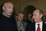 Актер Валентин Гафт и президент РФ Владимир Путин (слева направо на первом плане) в театре «Современник» в Москве, 14 апреля 2006 года