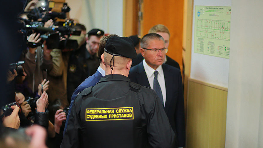 Министр экономического развития Алексей Улюкаев в Басманном суде, 15 ноября 2016 года
