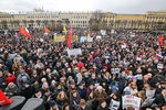 Участники градозащитного митинга на Марсовом поле против передачи Исаакиевского собора Русской православной церкви, застройки территории Пулковской обсерватории, а также против объединения российских Государственной и Национальной библиотек, 18 марта 2017 года