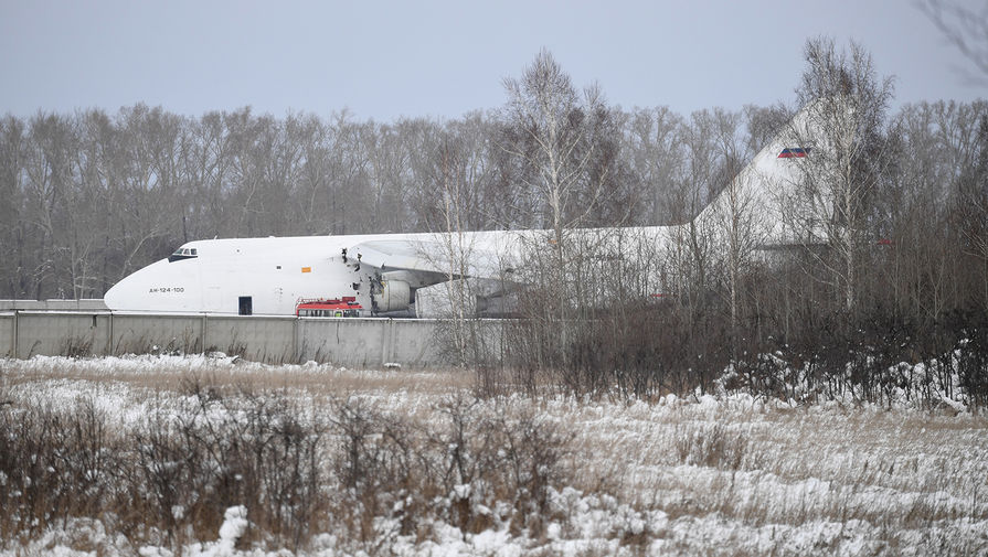 Самолет Ан-124 после аварийной посадки из-за проблем с двигателем в новосибирском международном аэропорту «Толмачево», 13 ноября 2020 года