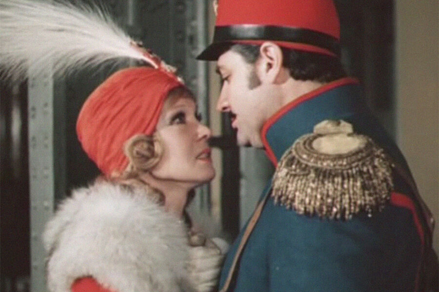 <b>«Небесные ласточки» (1976)</b>
<br><br>
В&nbsp;этой легкой музыкальной комедии режиссера Леонида Квинихидзе Ширвиндт сыграл одну из&nbsp;главных ролей — майора Альфреда Шато-Жибю, брата настоятельницы монастыря и поклонника примы местного театра.
<br><br>
Сюжет — водевильный, и пересказать его коротко невозможно. Место действия — маленький французский городок. Герои — монахиня, которая хочет петь и не желает выходить замуж за&nbsp;военнослужащего, преподаватель пения в&nbsp;монастыре, сочиняющий музыку для&nbsp;театральных представлений, импозантный майор, театральная актриса и другие. Смотреть это кино нужно ради бесподобной игры актеров комедии — Людмилы Гурченко, Андрея Миронова и, разумеется, Ширвиндта.
