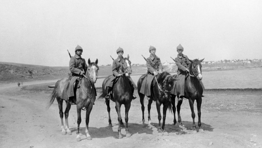 Актеры Виктор Косых в&nbsp;роли Даньки (справа), Михаил Метелкин в&nbsp;роли Валерки (2-й справа), Валентина Курдюкова в&nbsp;роли Ксанки (2-й слева) и Василий Васильев в&nbsp;роли Яшки-цыгана (слева) в&nbsp;сцене из&nbsp;фильма &laquo;Неуловимые мстители&raquo;