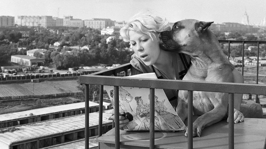 Актриса Тамара Носова с собакой на балконе, 1963 год