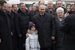 Президент России Владимир Путин на церемонии открытия памятника писателю Александру Солженицыну. Справа: вдова писателя А. Солженицына Наталия Солженицына, 11 декабря 2018 года