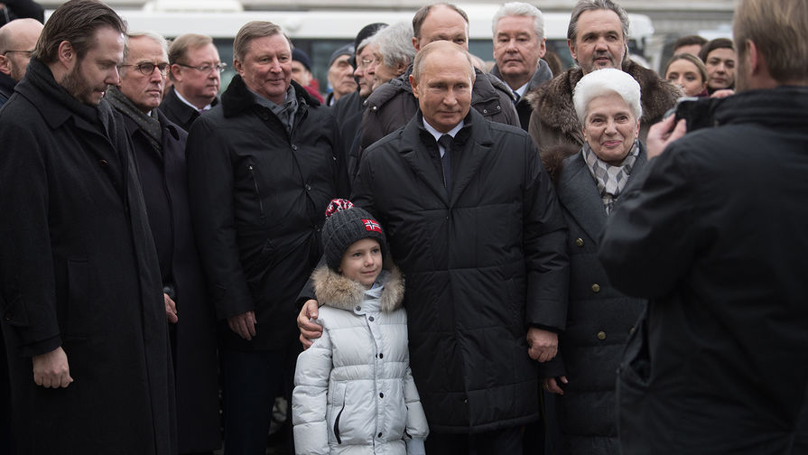 Президент России Владимир Путин на церемонии открытия памятника писателю Александру Солженицыну. Справа: вдова писателя А. Солженицына Наталия Солженицына, 11 декабря 2018 года