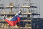 Неизвестные повесили флаг РФ на собор в Солсбери, 17 февраля 2019 года