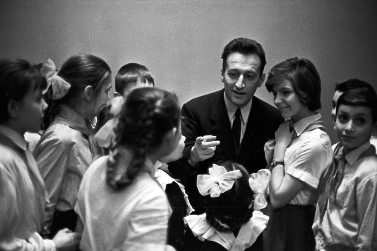 Итальянский писатель Джанни Родари с московским школьниками, 1981 год
