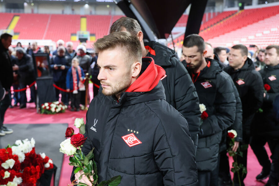 Футболист &laquo;Спартака&raquo; Олег Рябчук во время церемонии прощания с&nbsp;олимпийским чемпионом 1956&nbsp;года и лучшим бомбардиром московского &laquo;Спартака&raquo; Никитой Симоняном на&nbsp;стадионе &laquo;Лукойл Арена&raquo; в&nbsp;Москве, 27&nbsp;ноября 2025&nbsp;года