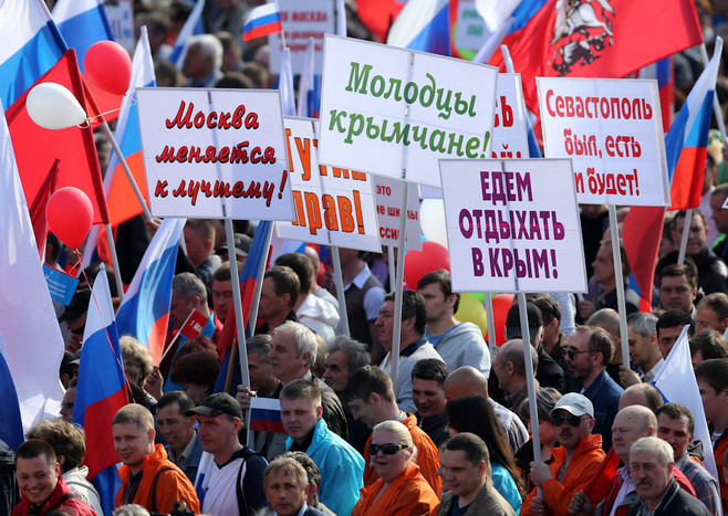 Участники Первомайской демонстрации профсоюзов на Красной площади в Москве