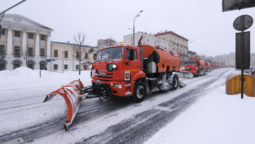 Работа снегоуборочной техники на&nbsp;Зубовском бульваре в&nbsp;Москве, 13&nbsp;февраля 2021&nbsp;года