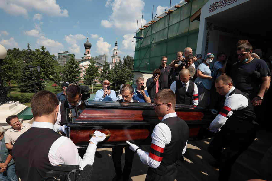 Вынос гроба с&nbsp;телом актера и музыканта Петра Мамонова после церемонии прощания в&nbsp;Донском монастыре в&nbsp;Москве