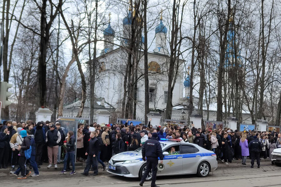 Церемония прощания с&nbsp;рэпером Пашей Техником возле храма Петра и Павла в&nbsp;Лефортово в&nbsp;Москве, 11&nbsp;апреля 2025&nbsp;года