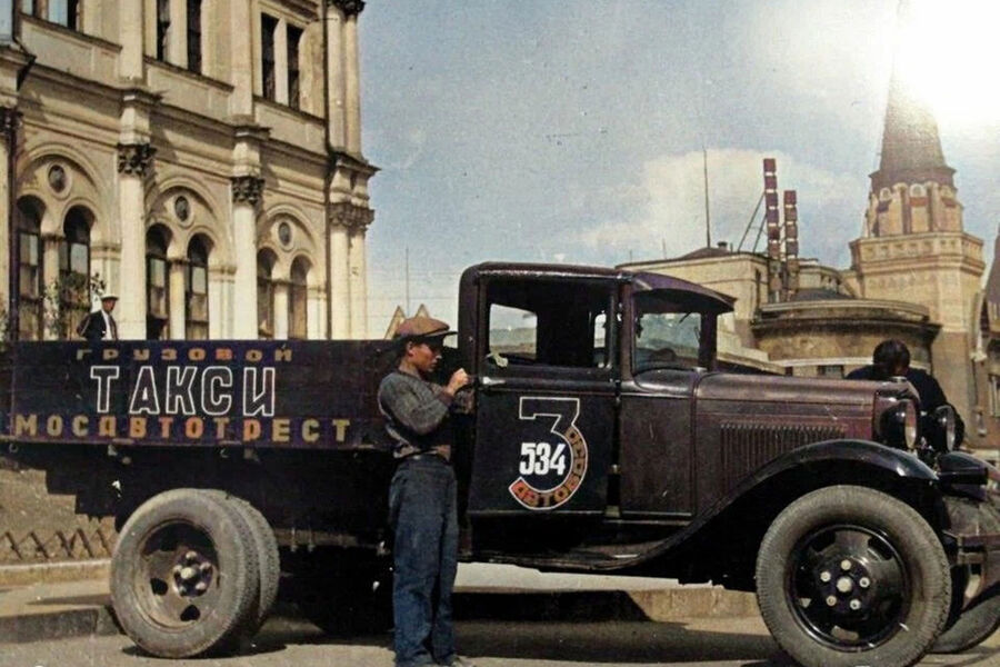 Грузовое такси ГАЗ-АА около&nbsp;Ленинградского вокзала в&nbsp;Москве, 1930-е гг.
