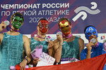Спортсмены команды Санкт-Петербург-2, завоевавшие серебряные медали в финале эстафете 4х400 среди мужчин на чемпионате России по легкой атлетике в Казани, на церемонии награждения, 10 августа 2025 года