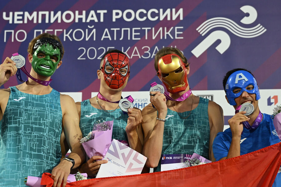 Спортсмены команды Санкт-Петербург-2, завоевавшие серебряные медали в&nbsp;финале эстафете 4х400 среди мужчин на&nbsp;чемпионате России по&nbsp;легкой атлетике в&nbsp;Казани, на&nbsp;церемонии награждения, 10&nbsp;августа 2025&nbsp;года