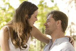 <b>«Хороший год» (2006)</b>
<br><br>
Картина появилась благодаря одному забавному обстоятельству. Режиссер Ридли Скотт, владевший к тому моменту домом на юге Франции, хотел снять какую-нибудь ленту в этих местах. Соседом его был английский писатель Питер Майль. Сценарий по уже выпущенному произведению для Скотта он делать не хотел, зато создал новый роман, «Хороший год», — о молодом мужчине, получившем в наследство от любимого дяди винодельню в Провансе.<br>
Романтическая драма с элементами комедии рассказывает, как англичанин приезжает на винодельню с намерением ее продать, узнает, что виноград на ней паршивый, а вино пить невозможно, но обнаруживает в подвале бутылки таинственного, очень качественного и безумно дорогого вина.<br>
Роль наследника загадочной винодельни исполнил Рассел Кроу. Марион Котийяр сыграла молодую и прекрасную хозяйку ресторана, с которой у него завязывается роман, но быть вместе им не суждено, потому что она не может уехать из Прованса, а у него вся жизнь в Лондоне.
