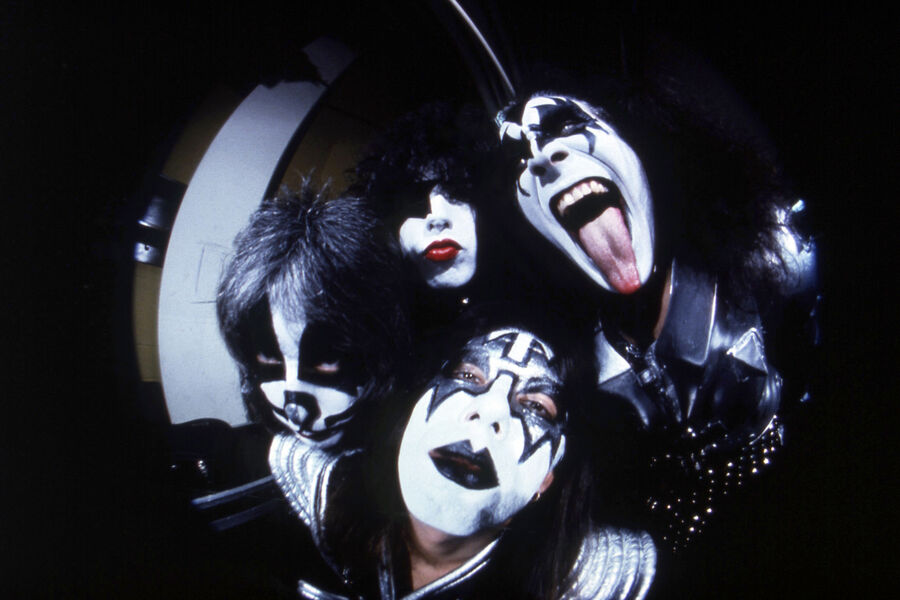 Участники рок-группы Kiss: (по часовой стрелке) Джин Симмонс, Эйс Фрейли, Питер Крисс и Пол Стэнли перед&nbsp;концертом в&nbsp;Хартфорде, штат Коннектикут, 16&nbsp;февраля 1977&nbsp;года
