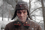 <b>Кадр из фильма «Иван Денисович» (2021)</b>
<br>
В нулевые Янковский активно занимался режиссурой (после дебюта 2002 года он экранизировал один из романов Бориса Акунина (признан в РФ иностранным агентом и внесен в список террористов и экстремистов) о сыщике Фандорине «Статский советник», а затем поставил супергероику «Меченосец» и драму «Каменная башка», которая стала первой ролью Николая Валуева), в десятые — прекратил снимать и принялся сниматься, а в двадцатые стал приближаться к статусу одной из самых заметных фигур отечественного экрана.
